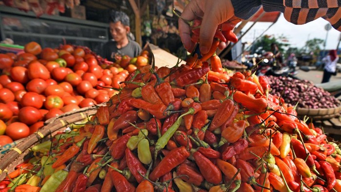 Pedagang sayur melayani pembeli di Pasar Induk Rau, Serang, Banten, Rabu (6/1/2021). Harga cabai rawit merah di daerah tersebut naik dari Rp80 ribu menjadi Rp97 ribu per kilogram sejak dua hari lalu akibat pasokan berkurang. ANTARA FOTO/Asep Fathulrahman/rwa.