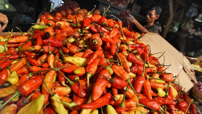 Pedagang sayur melayani pembeli di Pasar Induk Rau, Serang, Banten, Rabu (6/1/2021). Harga cabai rawit merah di daerah tersebut naik dari Rp80 ribu menjadi Rp97 ribu per kilogram sejak dua hari lalu akibat pasokan berkurang. ANTARA FOTO/Asep Fathulrahman/rwa.