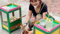  Iseng mau belajar buat rujak, foto lucu Sassha saat ulek rujak ini berhasil membuat para penggemarnya di Instagram terhibur. Foto: Instagram @sasshacarissa