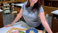 Pasang senyuman manis saat di salah satu studio masak. Sassha pamer nampan berii hidangan dengan pasta hingga daging yang tampil cantik. Foto: Instagram @sasshacarissa
