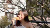 Begini nih cantiknya senyuman Sassha saat sedang ngemil pastel. Dilengkapi dengan bumbu kacang hingga cabe rawit, ngemil sore Sassha jadi semakin seru. Foto: Instagram @sasshacarissa