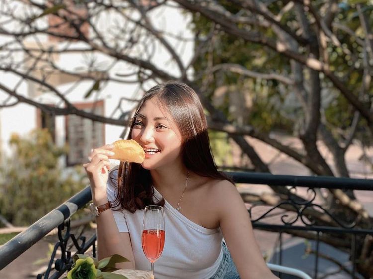 Ini Sassha Carissa, Model Seksi yang Hobi Ngemil Rujak dan Pastel