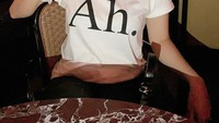 Punya wajah dan tatapan yang sensual, tak heran nih kalau Sassha punya penggemar yang banyak. Bersantai di bar jadi salah satu momen favoritnya. Foto: Instagram @sasshacarissa