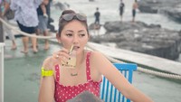 Lewat akun Instagramnya, Sassha paling rajin mengunggah foto-foto kulinerannya. Mulai dari bersantai di tepi pantai, sampai makan malam di Bali. Foto: Instagram @sasshacarissa