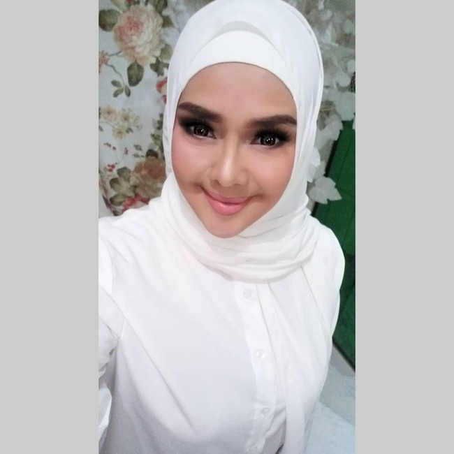 Wanita yang berusia 47 tahun itu juga mengunggah foto saat mengenakan busana dan hijab serba putih. Iyeth Bustami tampak memakai riasan flawless.  Foto: Instagram @iyethbustami24