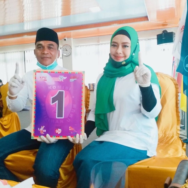 Selain sibuk di dunia entertaiment, Iyeth Bustami maju di Pilkada Bengkalis, Riau. Dengan nomer urut satu, Iyeth menjadi pasangan Kaderismanto, Ketua DPC PDI Perjuangan Riau. Duet mereka diusung koalisi PDIP, Partai Gerindra dan PKB. Namun keduanya belum berhasil menang Pilkada. Foto: Instagram @iyethbustami24