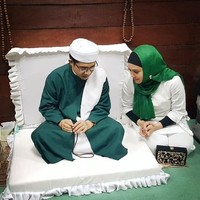 Ketika menjelang Pilkada, pelantun lagu Laksmana Raja di Laut itu memakai hijab pashmina warna hijau, inner hijab bahan kaus warna hitam dan busana warna putih. Ia menyematkan brooch di bawah telinga. Foto: Instagram @iyethbustami24