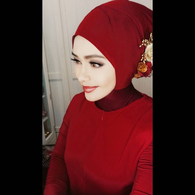 Hingga hari ini (6/1/2021) Iyeth Bustami tidak memberikan klarifikasi tentang unggahannya yang berfoto dengan penampilan tanpa hijab tersebut. Namun dalam foto profil di Instagram, penyanyi yang lahir di Bengkalis, Riau, Sumatera Barat itu masih memakai hijab. Foto: Instagram @iyethbustami24