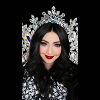 Dalam sebuah foto yang diunggah ke Instagram, Iyeth Bustami terlihat berbeda dari biasanya. Tak seperti sebelumnya, Iyeth tampil dengan rambut terurai panjang. Banyak netizen yang mengira jika ia sudah melepas hijab. Tebak !! ini rambut asli..wig..atau benang ??? , tulis Iyet di akun Instagramnya @iyethbustami24.   Foto: Instagram @iyethbustami24