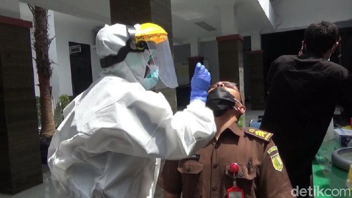 Jajaran Kejari Purwakarta menjalani swab test usai seorang anggota positif