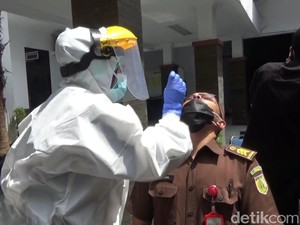 Seorang Anggota Positif COVID-19, Jajaran Kejari Purwakarta Diswab Test