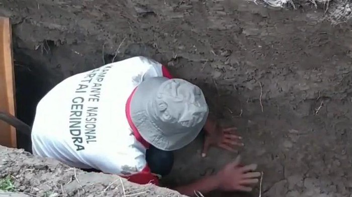 Penggali kubur di Bojonegoro menemukan jasad utuh terbungkus kafan. Mereka tidak tahu kalau di titik tersebut sudah ada jasad yang terbubur.