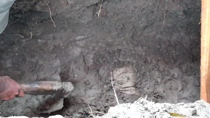 Penggali kubur di Bojonegoro menemukan jasad utuh terbungkus kafan. Mereka tidak tahu kalau di titik tersebut sudah ada jasad yang terbubur.