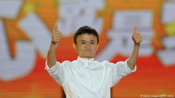 Kemudian, pada 2014, Alibaba go public dalam IPO terbesar dalam sejarah AS. Melantai di bursa langsung membuat Ma menjadi orang terkaya di China. Getty Images/AFP/P. Parks.