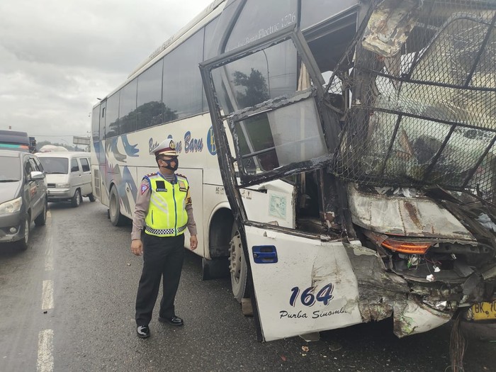 Kecelakaan bus dan truk di Jalan lintas Medan-Tebing Tinggi (dok. Istimewa)