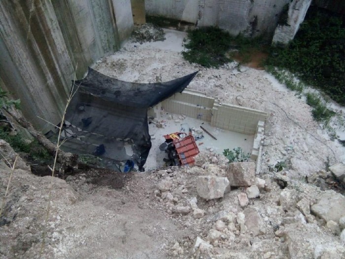 Sebuah truk jatuh ke jurang tambang batu kapur sekitar 20 meter. Truknya rusak, namun sopirnya selamat.