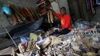 Sebelum pandemi dagangan kerajinan bambunya sangat laris bahkan sebulan pendapatannya bisa mencapai Rp 10 juta lebih.