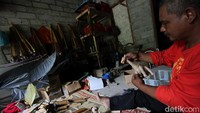 Sekarang perajin hanya menggarap sawah dan istrinya berjualan makanan ditempat perajin tersebut menggarap lahan persawahan.
