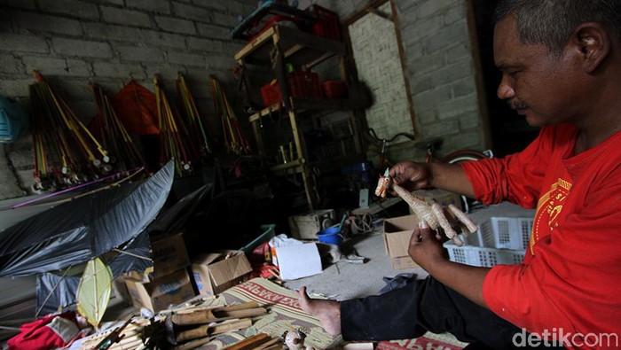 Perajin berkebutuhan khusus memproduksi kerajinan mainan dari bambu di desa Jetis, Krajan, Weru, Sukoharjo, Jawa Tengah, Rabu (6/1).