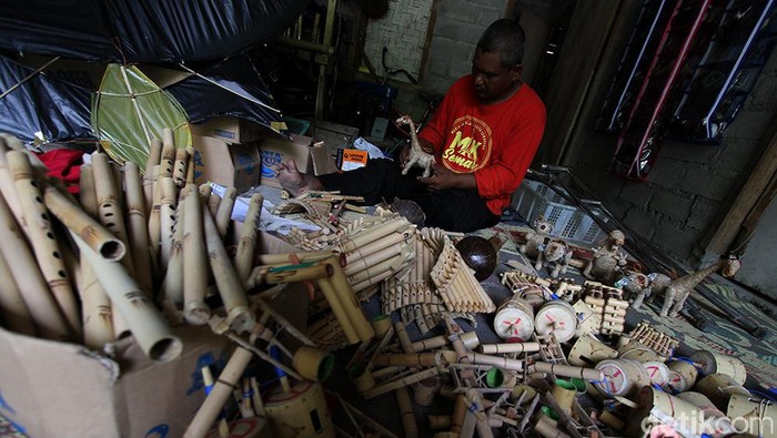 Kerja Keras Perajin Disabilitas di Masa Pandemi Perajin berkebutuhan khusus memproduksi kerajinan mainan dari bambu di desa Jetis, Krajan, Weru, Sukoharjo, Jawa Tengah, Rabu (6/1).