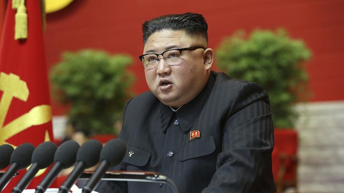 Kim Jong-Un saat membuka Kongres Partai Buruh Korut In this photo provided by the North Korean government, North Korean leader Kim Jong Un attends a ruling party congress in Pyongyang, North Korea Tuesday, Jan. 5, 2021. Kim opened its first Workers’ Party Congress in five years with an admission of policy failures and a vow to lay out new developmental goals, state media reported Wednesday. Independent journalists were not given access to cover the event depicted in this image distributed by the North Korean government. The content of this image is as provided and cannot be independently verified. Korean language watermark on image as provided by source reads: KCNA which is the abbreviation for Korean Central News Agency. (Korean Central News Agency/Korea News Service via AP)