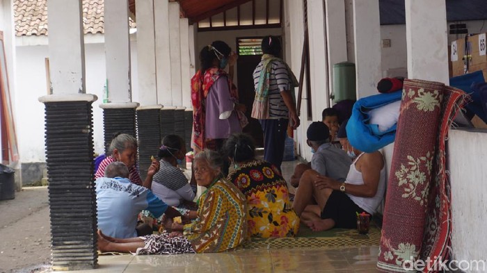 Kondisi pengungsi Merapi di barak pengungsian Kalurahan Glagaharjo, Sleman, Rabu (6/1/2021).