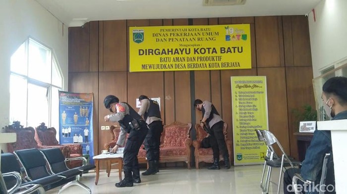 kpk menggeledah balai kota batu