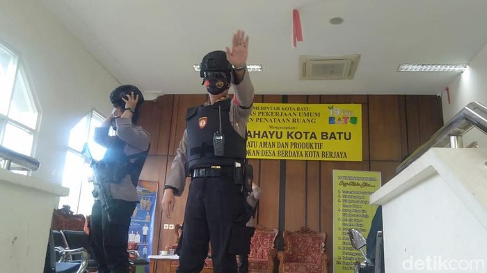 kpk menggeledah balai kota batu