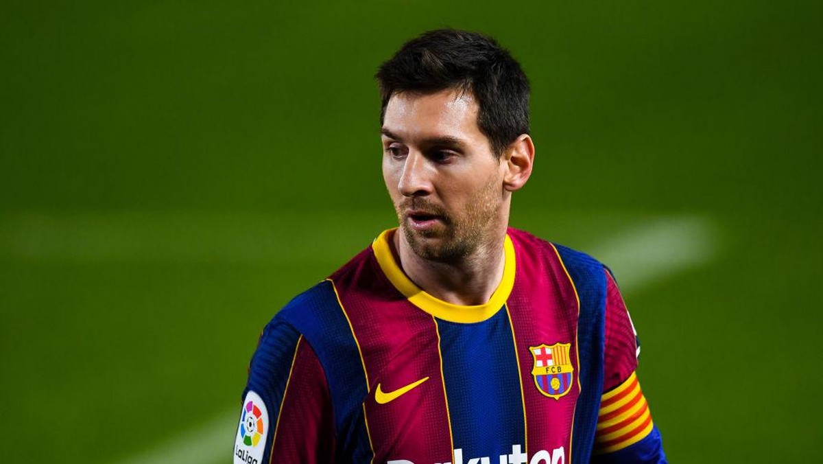 Lionel Messi justru diragukan bergabung Paris St. Germain karena aturan Financial Fair Flay. Foto: (Getty Images/David Ramos)