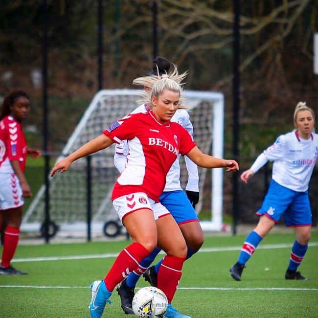 Madelene Wright dipecat dari klub Charlton karena sebuah video yang menunjukkan dirinya bisa membahayakan orang. Dalam video tersebut, wanita asal Inggris ini terlihat sedang berkendara sambil menggoyang-goyangkan botol sampanye. Adapun video lain memperlihatkan dirinya menghirup balon dalam sebuah pesta. Foto: Instagram @madelene_wright