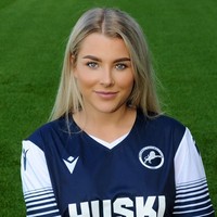 Pesepakbola wanita asal Inggris Madelene Wright bulan lalu dipecat setelah video kontroversialnya beredar. Tak lama setelahnya, Madelene pun langsung punya pekerjaan baru yang jadi perbincangan. Kepada para pengikutnya di media sosial, wanita tersebut mengaku akan menjual konten seksi di OnlyFans. Foto: Instagram @madelene_wright