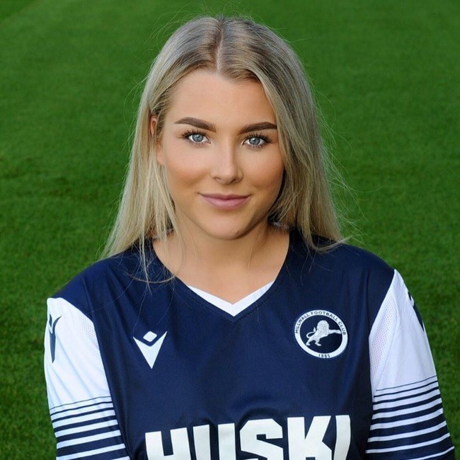 Pesepakbola wanita asal Inggris Madelene Wright bulan lalu dipecat setelah video kontroversialnya beredar. Tak lama setelahnya, Madelene pun langsung punya pekerjaan baru yang jadi perbincangan. Kepada para pengikutnya di media sosial, wanita tersebut mengaku akan menjual konten seksi di OnlyFans. Foto: Instagram @madelene_wright