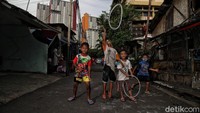 Beberapa anak asyik bermain di perkampungan sekitar Wisma Atlet. Sayangnya, sebagian dari mereka tanpa memakai masker.