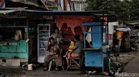 Warga mengaku terbiasa nongkrong hingga ngobrol dalam waktu yang lama karena sudah menjadi kebiasaan sejak dahulu. 