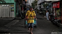 Warga yang tinggal di kawasan tersebut memiliki pekerjaan beraneka ragam seperti warung makan, bengkel, warung kelontong, tambal ban, pemulung, hingga sopir bajaj.