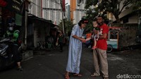 Kehidupan warga di sekitar Wisma Atlet itu berlangsung normal.