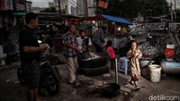 Satu tahun menjalani kehidupan saat pandemi belum membuat beberapa warga di kampung tersebut untuk patuh akan protokol kesehatan. 