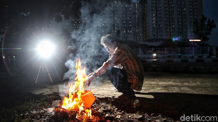 Sejumlah warga beraktivitas di salah satu perkampungan kawasan Kemayoran, Jakarta Pusat, Selasa (5/1).