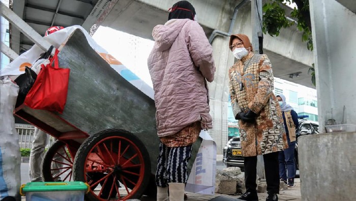 Menteri Sosial Tri Rismaharini blusukan membantu pemulung di bawah fly over Mampang Prapatan dan Jl Saharjo, Jakarta Selatan, Selasa (5/1).