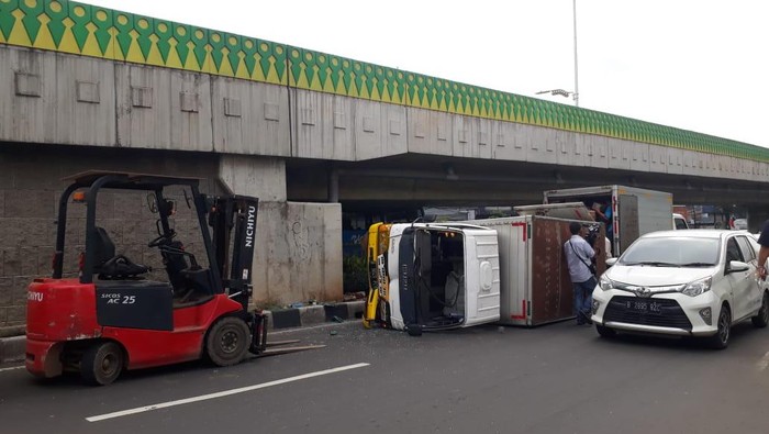Mobil boks terguling di Jalan Kapten Tendean, Mampang, Prapatan, Jaksel.