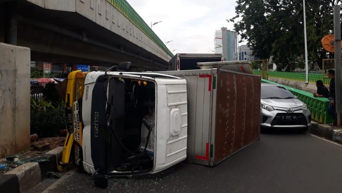 Mobil boks terguling di Jalan Kapten Tendean, Mampang, Prapatan, Jaksel.