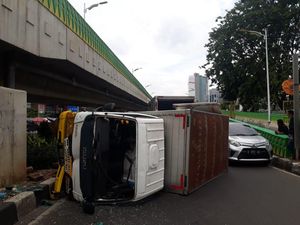 Mobil Boks Terguling di Tendean Jaksel karena Hindari Pemotor