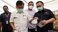 JK sempat mengecek masker di gudang PMI tersebut.
