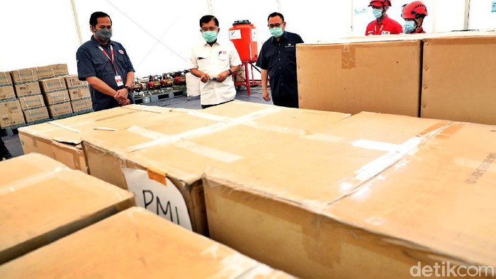 Momen JK Cek Kesiapan dan Stok Gudang Darurat COVID-19 Ketum PMI Jusuf Kalla mengecek kesiapan dan stok di Gudang Darurat COVID-19, Jakarta. JK menginstruksikan agar stok segera didistribukan kepada masyarakat.