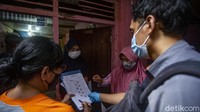 Kepala Dinas Sosial Pemprov DKI, Irmansyah dalam keterangan tertulisnya pada Senin (4/1) mengatakan, mekanisme penyaluran BST di Jakarta yang bersumber dari APBN Kementerian Sosial RI akan disalurkan melalui PT Pos Indonesia. Sementara yang bersumber dari APBD Pemprov DKI Jakarta melalui PT Bank DKI.