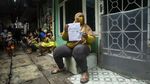 Momen Penyaluran Bansos Tunai Rp 300 Ribu di Jakarta