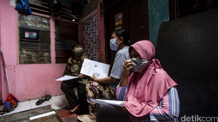 Pemprov DKI Jakarta mulai menyalurkan bantuan sosial tunai (BST) yang diharapkan bisa meminimalisir dampak akibat pandemi virus Corona.