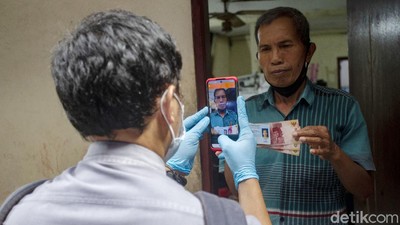 Momen Penyaluran Bansos Tunai Rp 300 Ribu di Jakarta