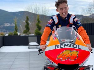 Ekspresi Bahagia Pol Espargaro saat Tunggangi Honda RC213V Pertama Kali
