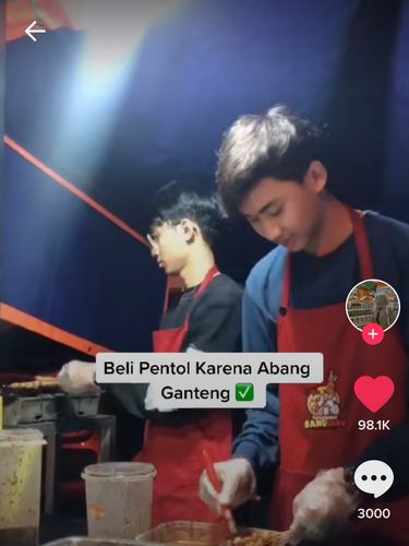 Penjual Pentol Ganteng Mirip Artis, Netizen : Jangan Sampai Kekeyi Lihat